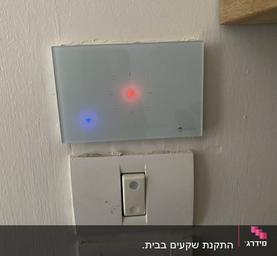 מתגי תאורה חכמים עם נורות חיווי אדומות וכחולות